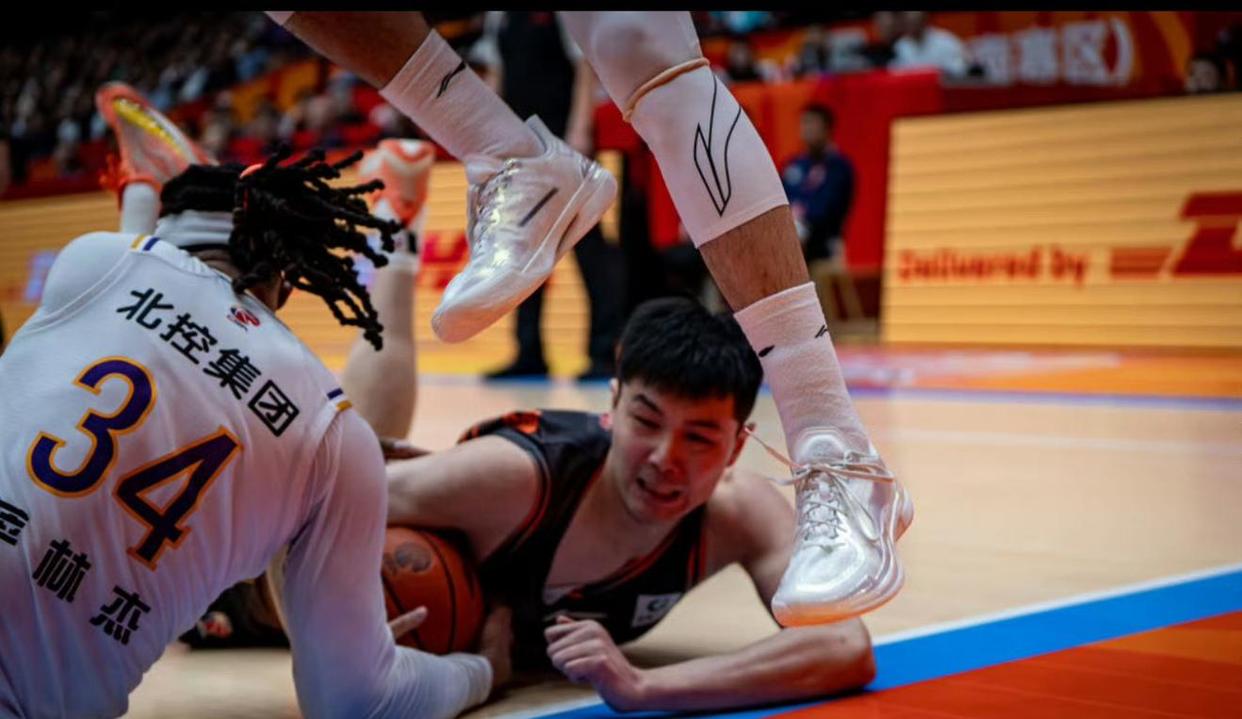 离谱！拜仁慕尼黑赛前防线松动山东男篮遗憾出局备战足总杯，纽卡斯尔加时末段止住颓势的简单介绍